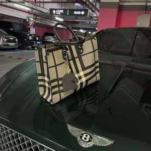 Meet your Posher, Flora